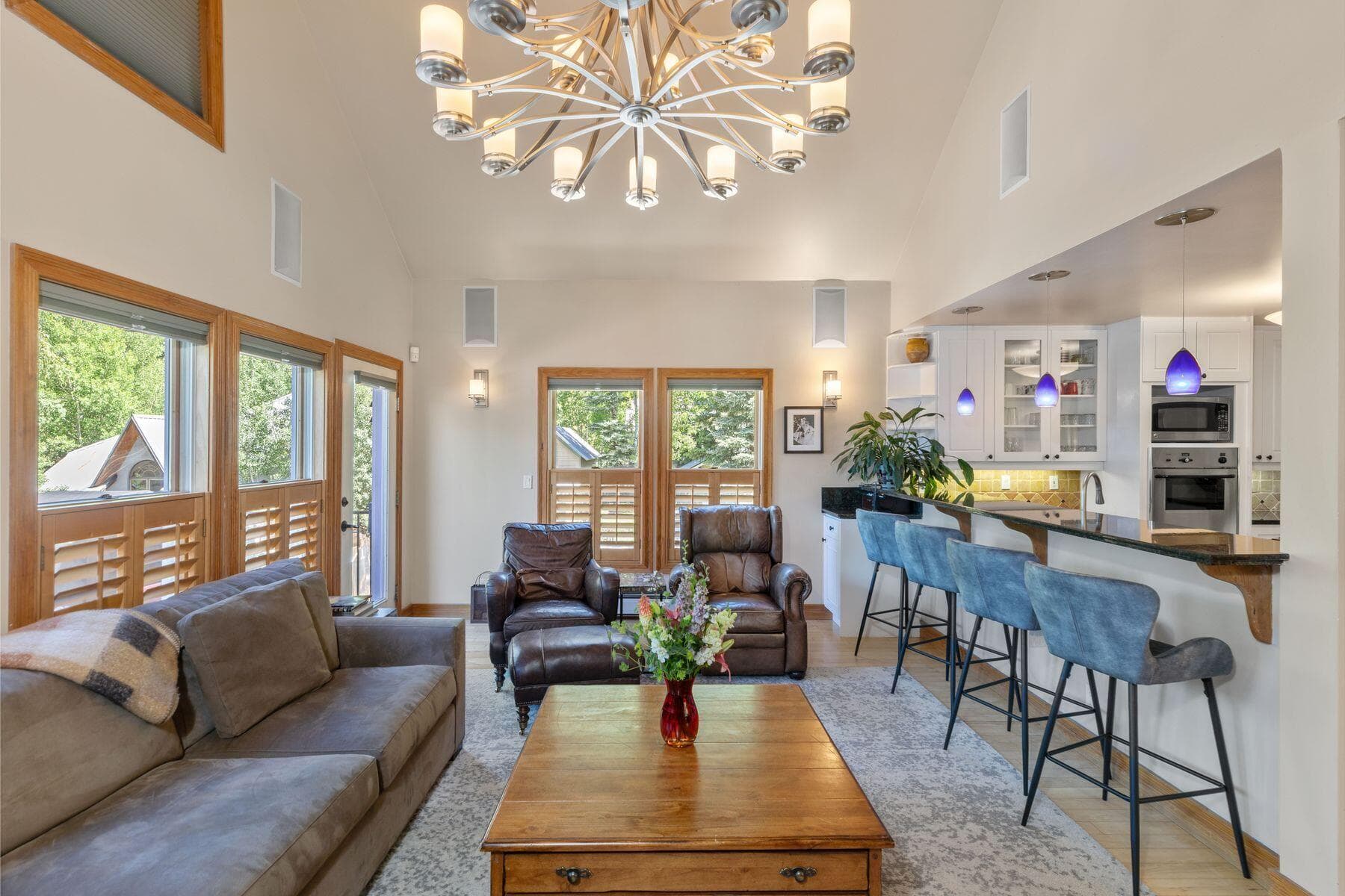 239 N Davis Street - Thumbnail 8