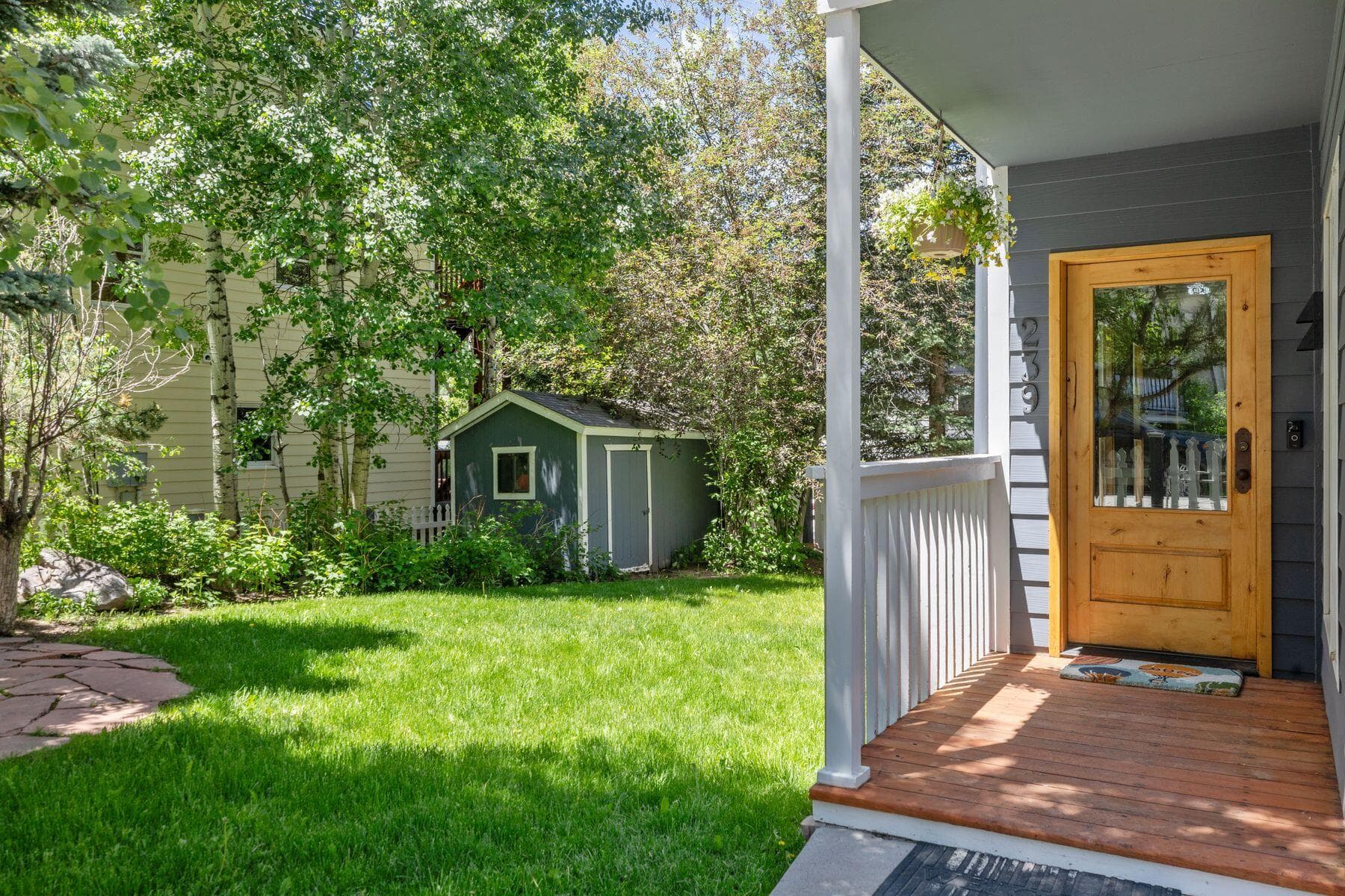 239 N Davis Street - Thumbnail 2