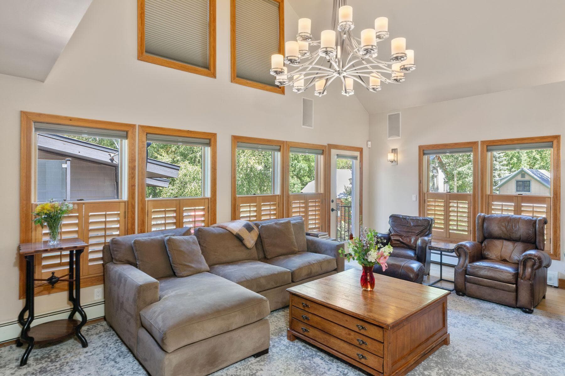 239 N Davis Street - Thumbnail 10
