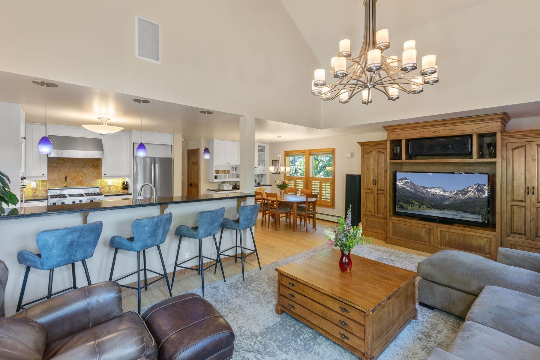239 N Davis Street - Thumbnail 11