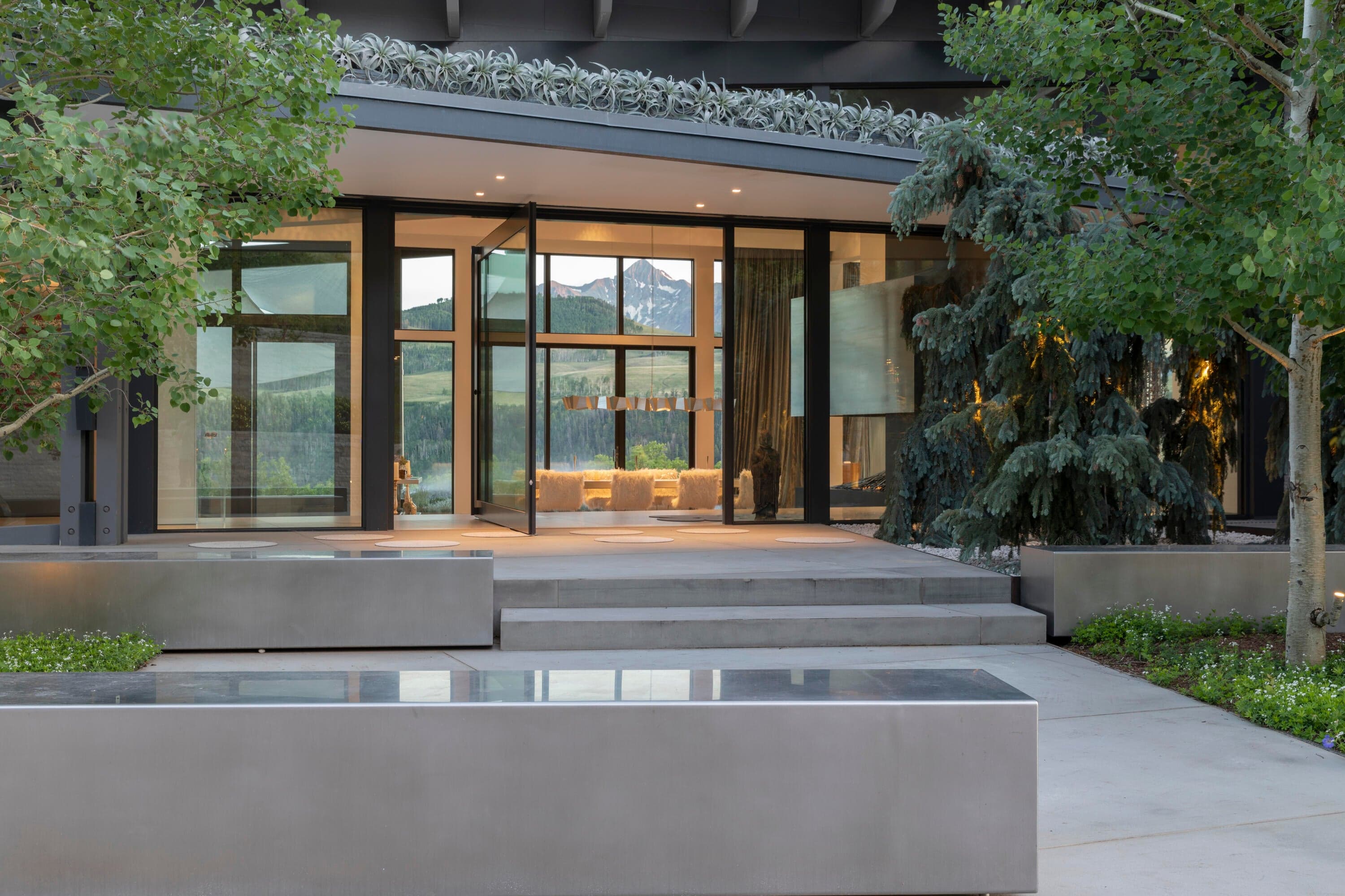 851 Wilson Way - Thumbnail 2