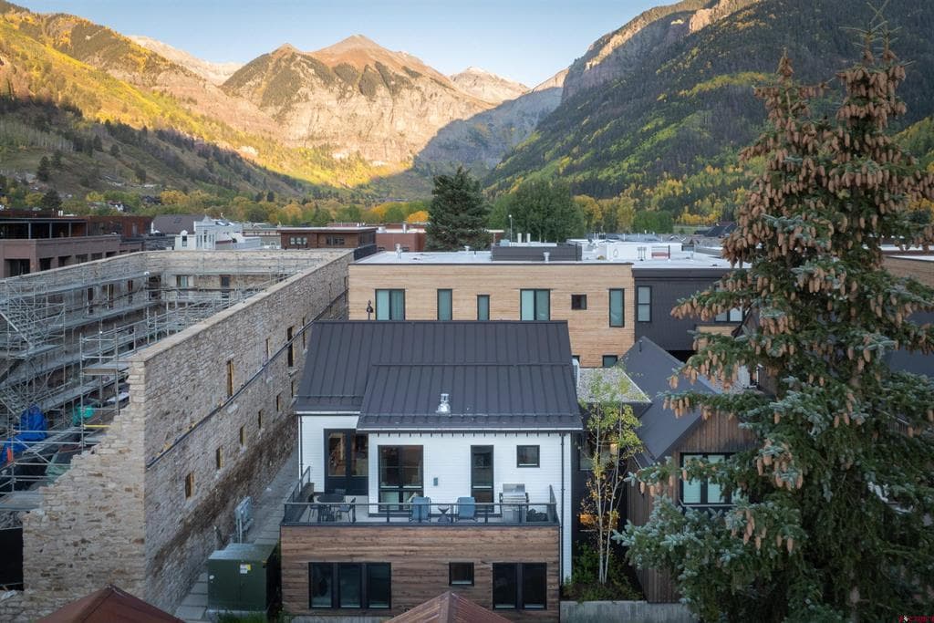 215 W San Juan Avenue 102