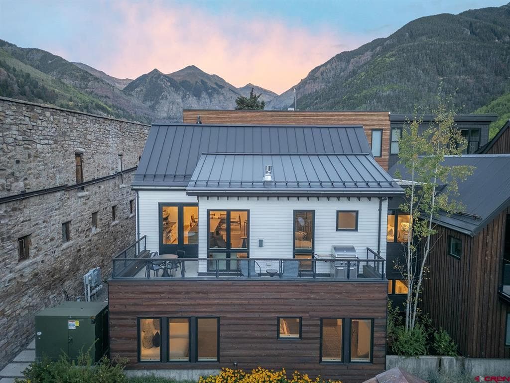 215 W San Juan Avenue 102