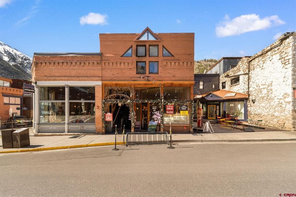 204 W Colorado Avenue
