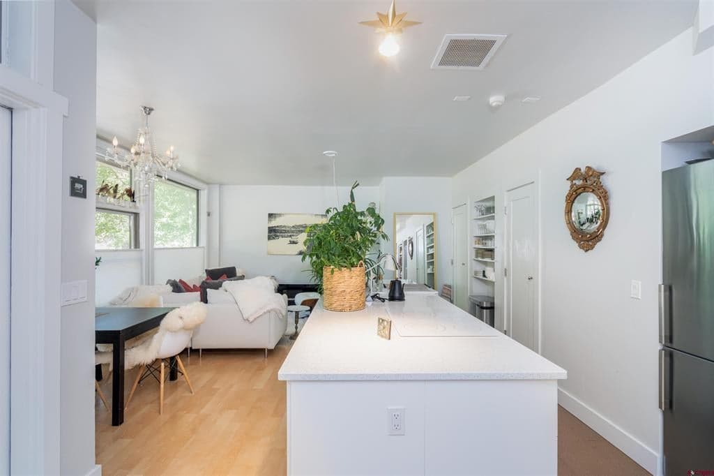 791 W Pacific Avenue 4H - Thumbnail 4